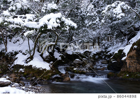 芹川源流の河内地先の渓流と雪景色 86044898