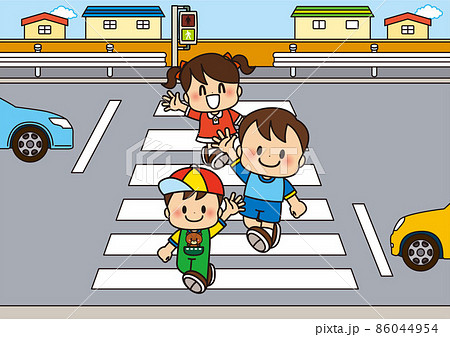 信号機の前を手を挙げて横断歩道を渡る子供 86044954