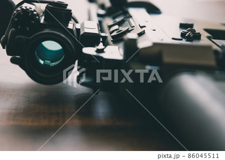 ダットサイトを装備したアサルトライフル 86045511