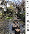 （静岡県三島市）源兵衛川の遊歩道 86045978
