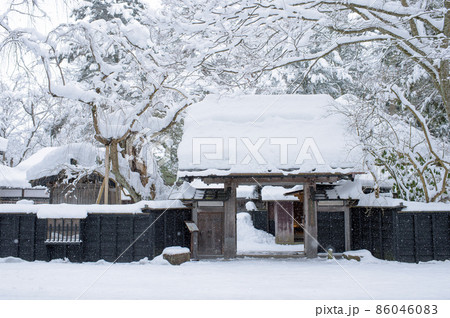 雪に覆われた冬の青柳家　角館　　 86046083