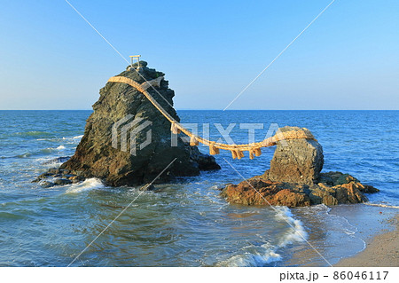 【三重県】晴天下の二見浦夫婦岩(二見興玉神社) 【三重県】晴天下の二見浦夫婦岩(二見興玉神社) 86046117