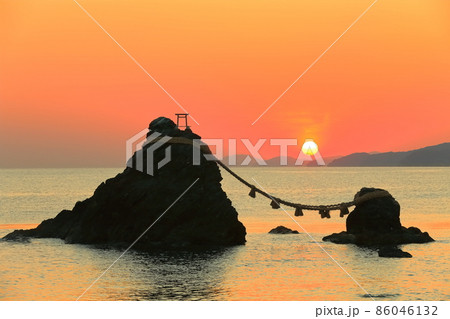 【三重県】二見浦夫婦岩と朝日(二見興玉神社) 【三重県】二見浦夫婦岩と朝日(二見興玉神社) 86046132