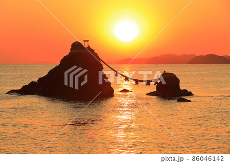 【三重県】二見浦夫婦岩と朝日（二見興玉神社） 86046142