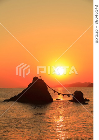【三重県】二見浦夫婦岩と朝日（二見興玉神社） 86046143
