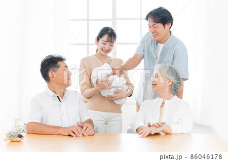 老夫婦と若い夫婦（里帰り出産） 86046178