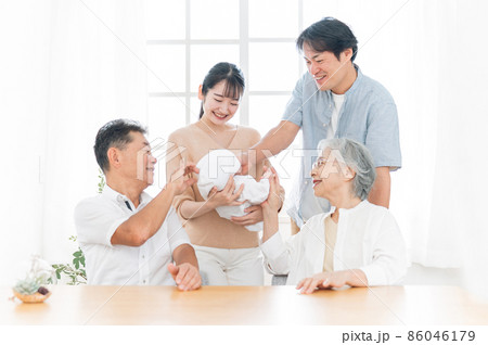 老夫婦と若い夫婦（里帰り出産） 86046179