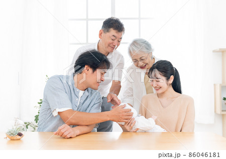 老夫婦と若い夫婦(里帰り出産) 老夫婦と若い夫婦(里帰り出産) 86046181