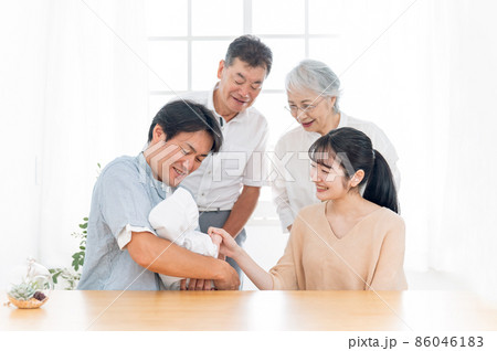 老夫婦と若い夫婦(里帰り出産) 老夫婦と若い夫婦(里帰り出産) 86046183