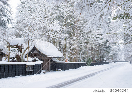 風情ある冬の角館武家屋敷通り 86046244