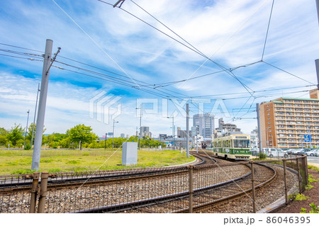 《広島市》広島電鉄 広島港付近を走る路面電車 86046395