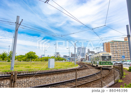 《広島市》広島電鉄 広島港付近を走る路面電車 86046396