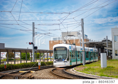 《広島市》広島電鉄 広島港付近を走る路面電車 86046397