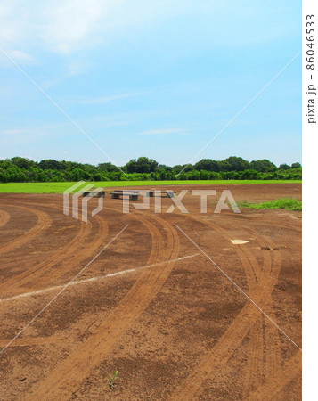 整地後のタイヤ跡のある野球場グラウンド風景 整地後のタイヤ跡のある野球場グラウンド風景 86046533