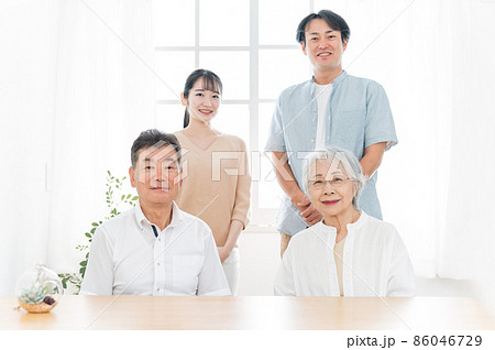 二世帯家族(カメラ目線) 二世帯家族(カメラ目線) 86046729