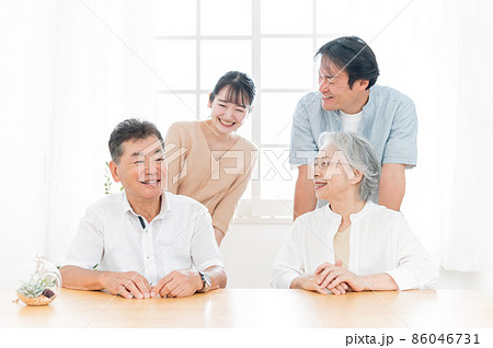 二世帯家族(話す) 二世帯家族(話す) 86046731