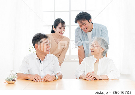 二世帯家族(話す) 二世帯家族(話す) 86046732