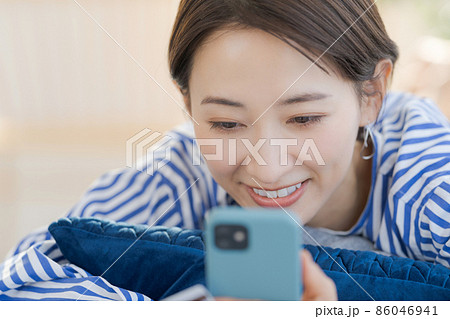 スマホ　操作　30代女性 86046941