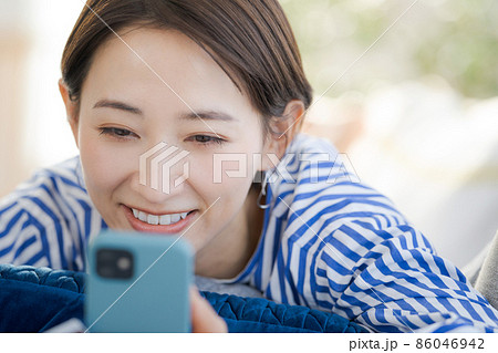スマホ　操作　30代女性 86046942