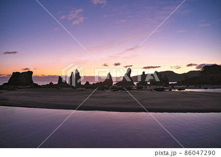 【橋杭岩 (日の出)】 和歌山県東牟婁郡串本町くじの川 86047290