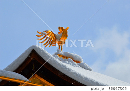 1月の雪化粧した神秘的な京都市の世界遺産金閣寺の鳳凰 86047306