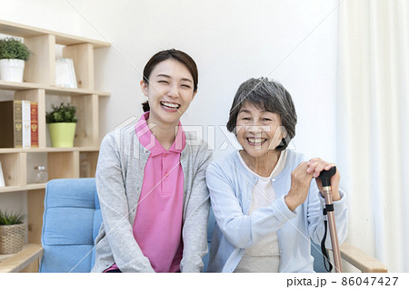 シニア女性と介護士 86047427
