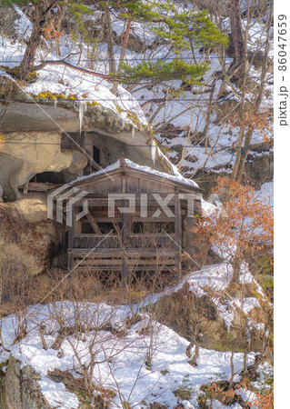 山寺の胎内堂 冬の雪景色(山形県山形市) 山寺の胎内堂 冬の雪景色(山形県山形市) 86047659