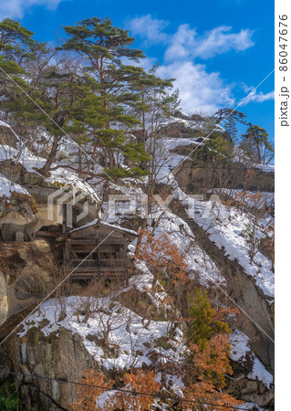 山寺の胎内堂　冬の雪景色（山形県山形市） 86047676
