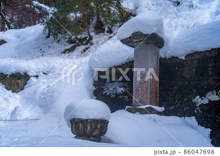 山寺 奥之院の佛足跡 冬の雪景色(山形県山形市) 山寺 奥之院の佛足跡 冬の雪景色(山形県山形市) 86047698