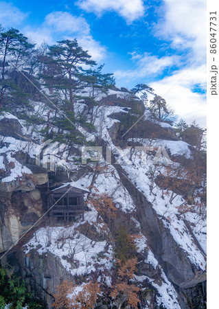 山寺の胎内堂 冬の雪景色(山形県山形市) 山寺の胎内堂 冬の雪景色(山形県山形市) 86047731