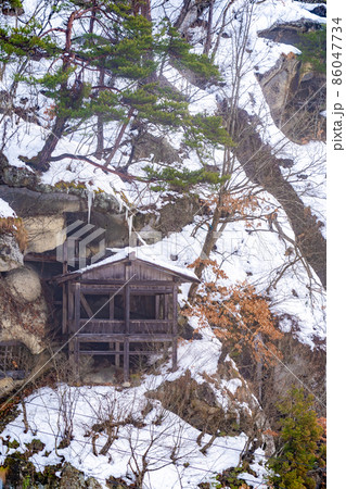 山寺の胎内堂　冬の雪景色（山形県山形市） 86047734
