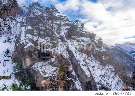 山寺の胎内堂 冬の雪景色(山形県山形市) 山寺の胎内堂 冬の雪景色(山形県山形市) 86047739
