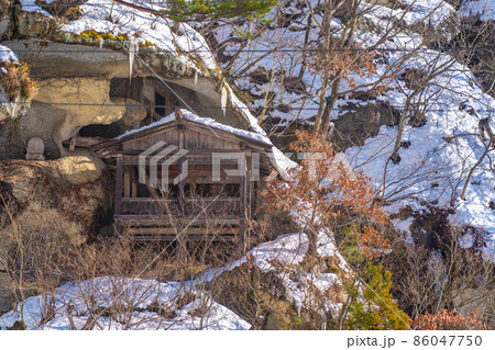 山寺の胎内堂　冬の雪景色（山形県山形市） 86047750