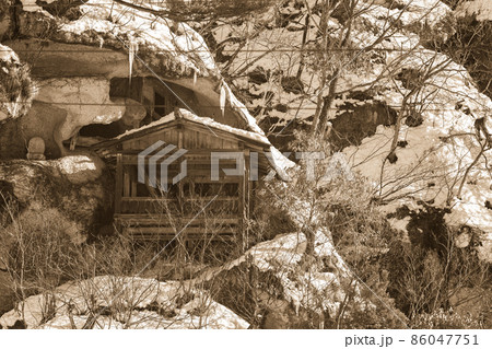 山寺の胎内堂　冬の雪景色（山形県山形市） 86047751