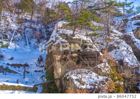 山寺の胎内堂 冬の雪景色(山形県山形市) 山寺の胎内堂 冬の雪景色(山形県山形市) 86047752