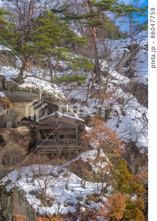 山寺の胎内堂　冬の雪景色（山形県山形市） 86047759