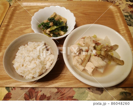 カブの煮物とごはん 86048260