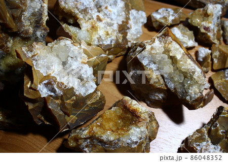 Chipped flint boulder with quartz geode 86048352
