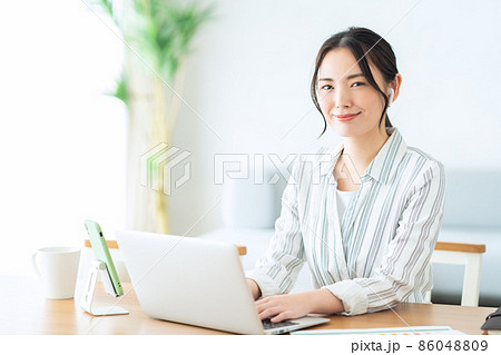 女性 パソコン テレワーク オンラインミーティング リモートワーク リビング ライフスタイル 女性 パソコン テレワーク オンラインミーティング リモートワーク リビング ライフスタイル 86048809