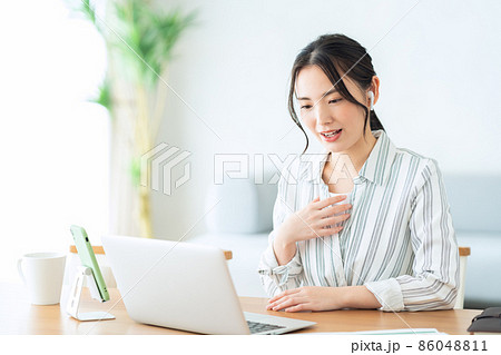女性　パソコン　テレワーク　オンラインミーティング　リモートワーク　リビング　ライフスタイル 86048811