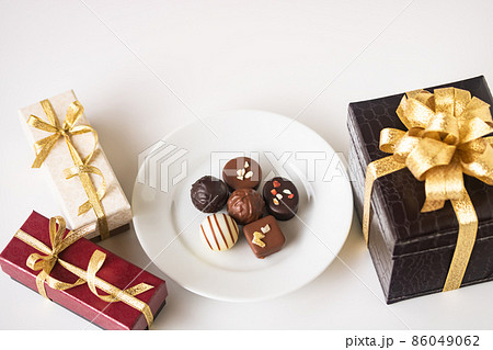 金リボンのプレゼントボックスとチョコレート 86049062