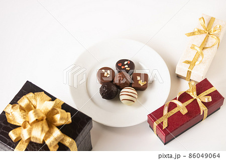 金リボンのプレゼントボックスとチョコレート 86049064