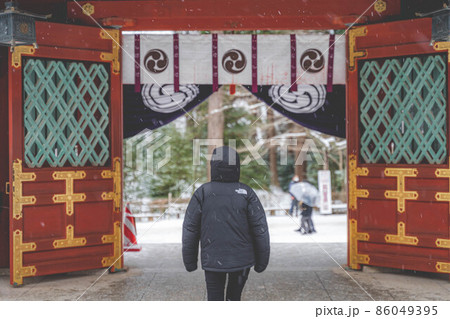 参拝に来た女性と雪景色の神社(お正月の初詣) 参拝に来た女性と雪景色の神社(お正月の初詣) 86049395