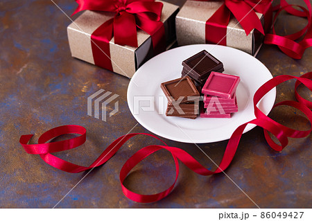 赤いリボンのプレゼントボックスとチョコレート 86049427
