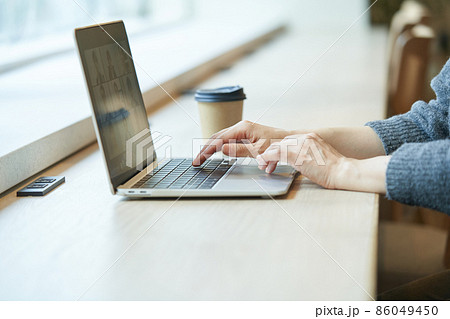 オンライン会議　ビデオ会議　テレビ会議　ウェブ会議　テレワーク　ズーム会議　プレゼン 86049450