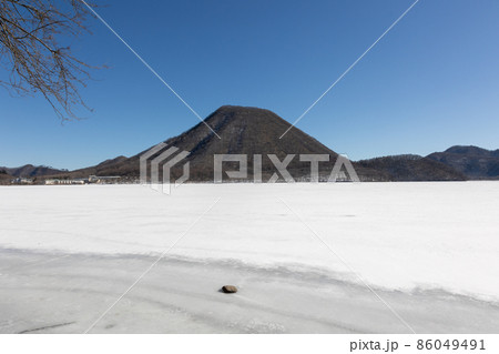 冬晴れの榛名湖畔　結氷した榛名湖と榛名富士 86049491