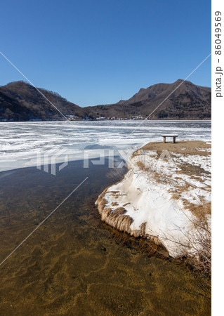 結氷した榛名湖　群馬県榛名山 86049569