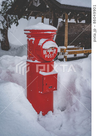 雪を纏った郵便ポスト 86049901