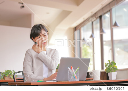 肩こりで辛い表情のビジネスウーマン2 86050305