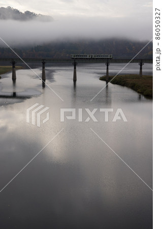 早朝の錦秋湖を走る北上線 早朝の錦秋湖を走る北上線 86050327